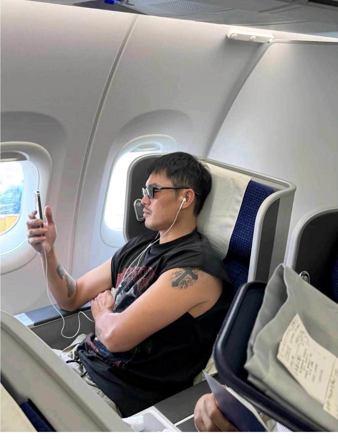 这是林丹吗？他为什么不坐头等舱？