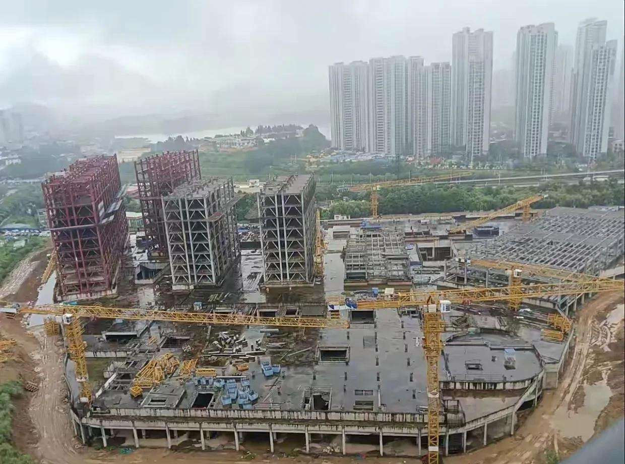 有个烂尾楼都烂了五六年啦。听说巡视组到昆明，业主们就跑去反映情况。嘿，第二天工地
