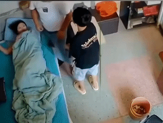 男子和老婆正在房间里秀恩爱。结果却被突然闯进来的儿子搅了局？儿子看到爸爸压在