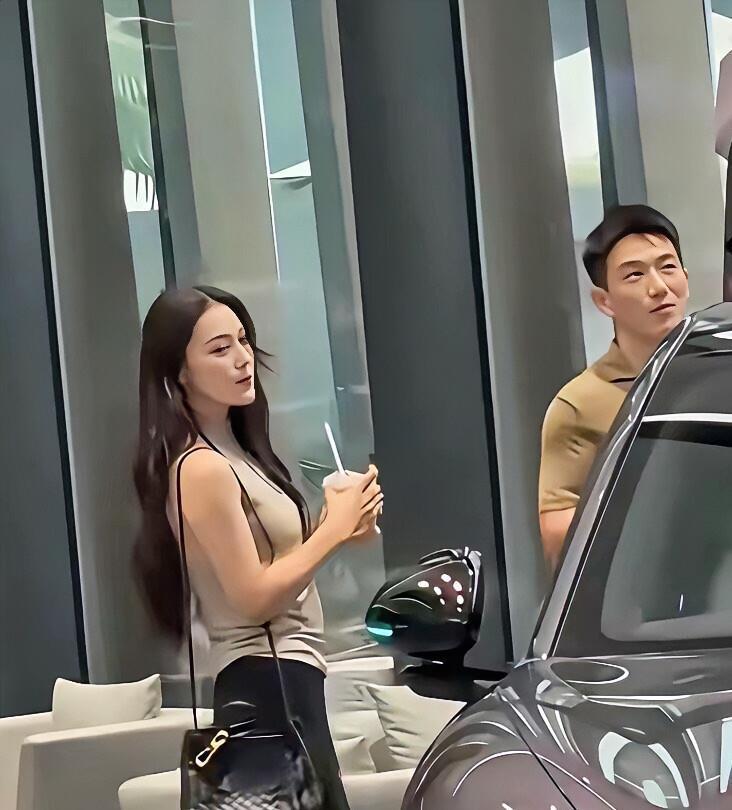 景甜那事儿一出，再回头看张馨予，才发现她是真明白自己想要什么。有网友拍到张馨予跟何捷一块去看车。她背