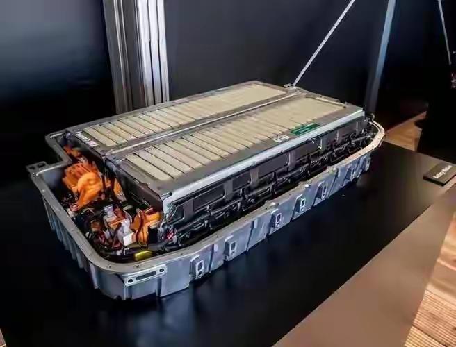 刚帮粉丝验完一台23款奔驰E300L豪华，粉丝当场脸色就变了。买车前说好的“原