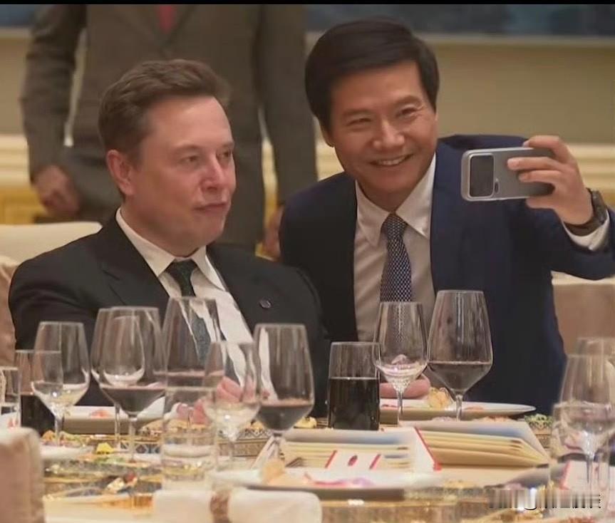 雷军是懂流量，懂抓机会。雷军主动与马斯克合影并不是迷弟的问题，是他懂得马斯克就