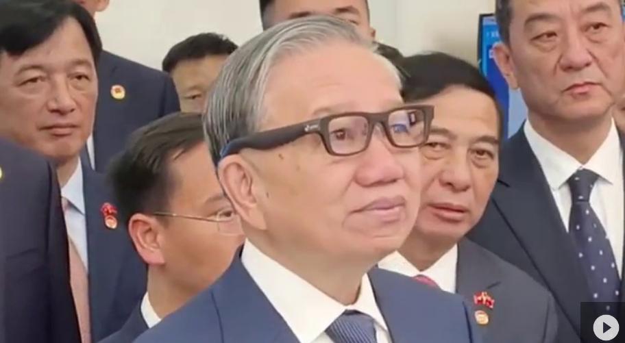 苏林的保镖很抢镜！4月17日上午，苏林抵达南宁，参访中国—东盟国家人工智能应用合