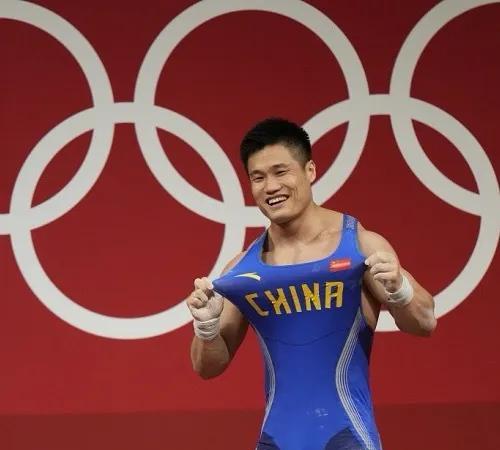 吕小军这次真是晚节不保！原本他在2021年就已经退役，2022年，他因为想冲