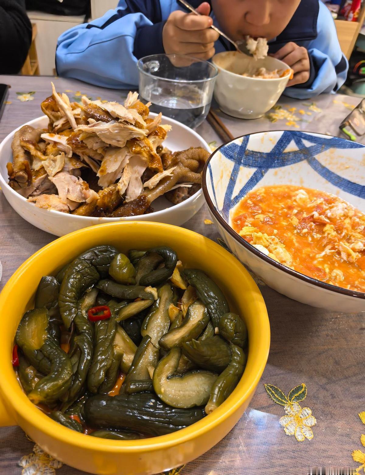 晚饭桌上，鸡香四溢。腌黄瓜配西红柿炒蛋，一家人其乐融融。孩子说想去俄罗斯留学