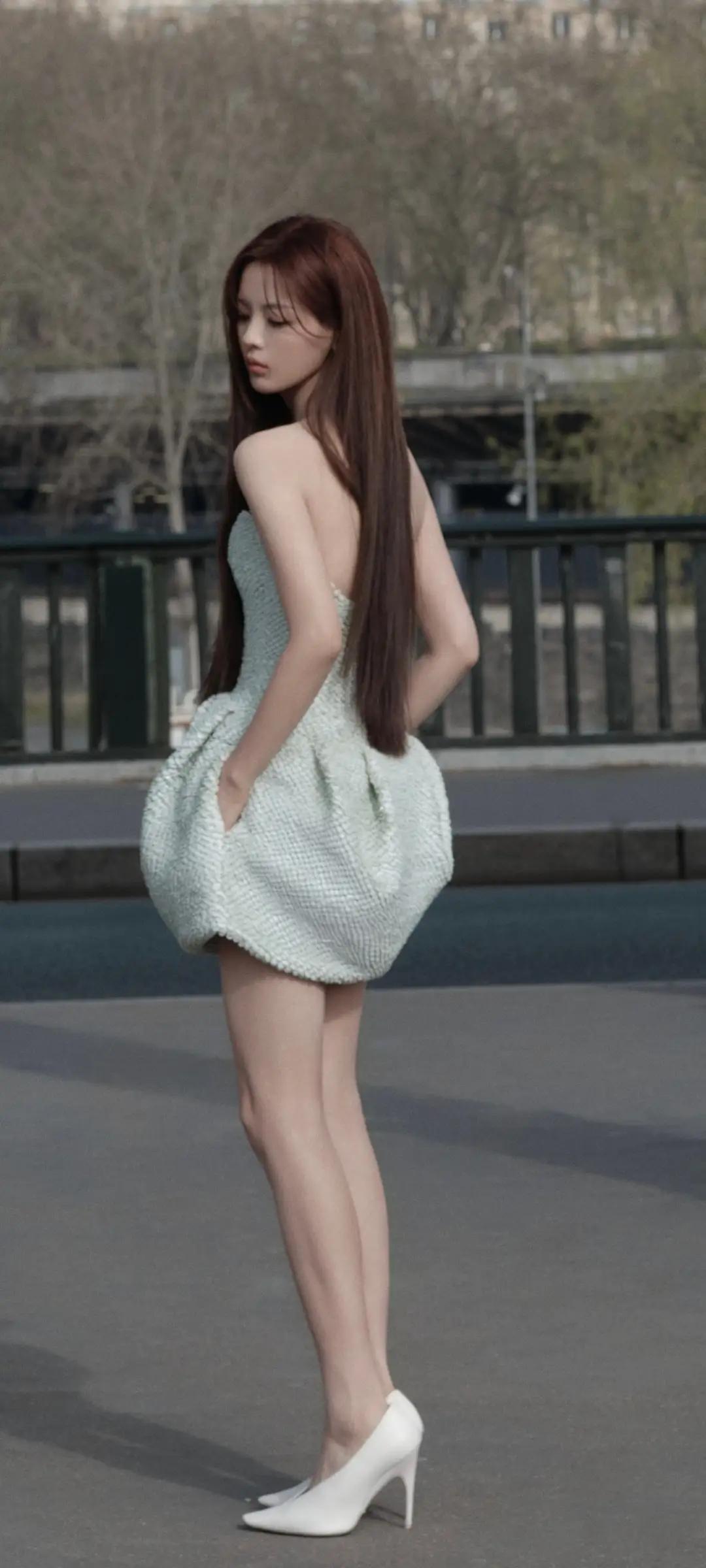 美女壁纸～杨超越，清冷疏离感拉满！薄荷绿抹胸花苞裙搭配黑长直，又酷又飒，美到失语