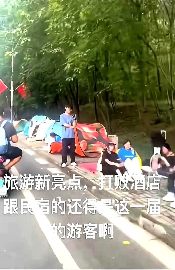 一晚五千，黄山这是把普通游客往厕所里逼啊！国庆那阵儿，2.4万人挤上山，山