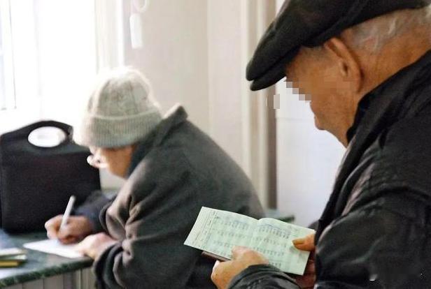 云南昆明，一位73岁的大爷在银行存了10万块定期，整整三年没动过。等到期了跑去取
