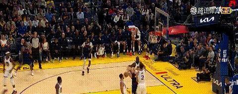 库里一动，全联盟都得让路。包夹他？送空位。不包夹？三分雨下个不停。格林