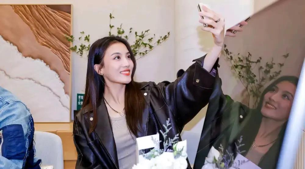 赵继伟老婆，北京人艺的台柱子，年薪25万而赵继伟，顶薪600万这数字放一块，