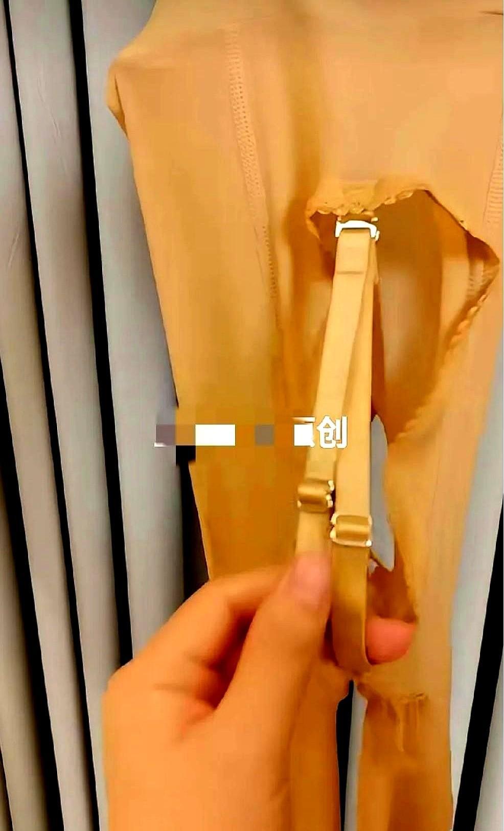 35岁以后穿丝袜，不是怕丑，是真蹲不起。膝盖一弯，袜子就卡在小腿肚，蹲三次，腿