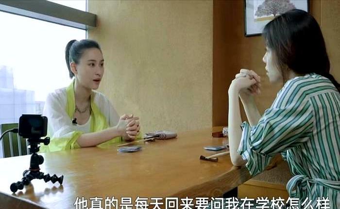 “最爱”两个字一抛出，圈里立刻炸锅。何超莲说，赌王天天盯功课、问学校，像灯一样