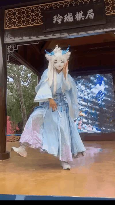 蓝狐狸出轨榜一大姐，不透露自己已婚的事实，还要坐人家的梅赛德斯。既然自己结