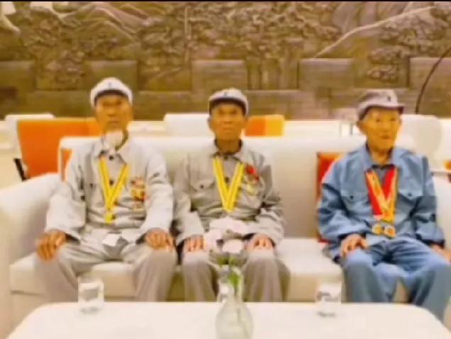 三位抗日战争百岁老兵抵达北京，中华儿女都忘不了前辈们，在那个浴血奋战的年代，是前
