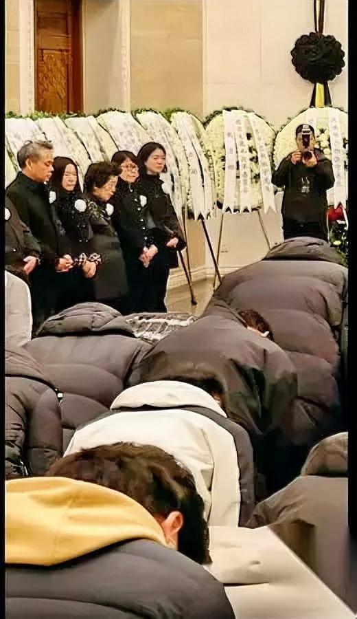 葬礼上翁帆哭到发抖——站在家属第一排的她，脸白得像浸了水的纸，眼泪顺着下巴滴