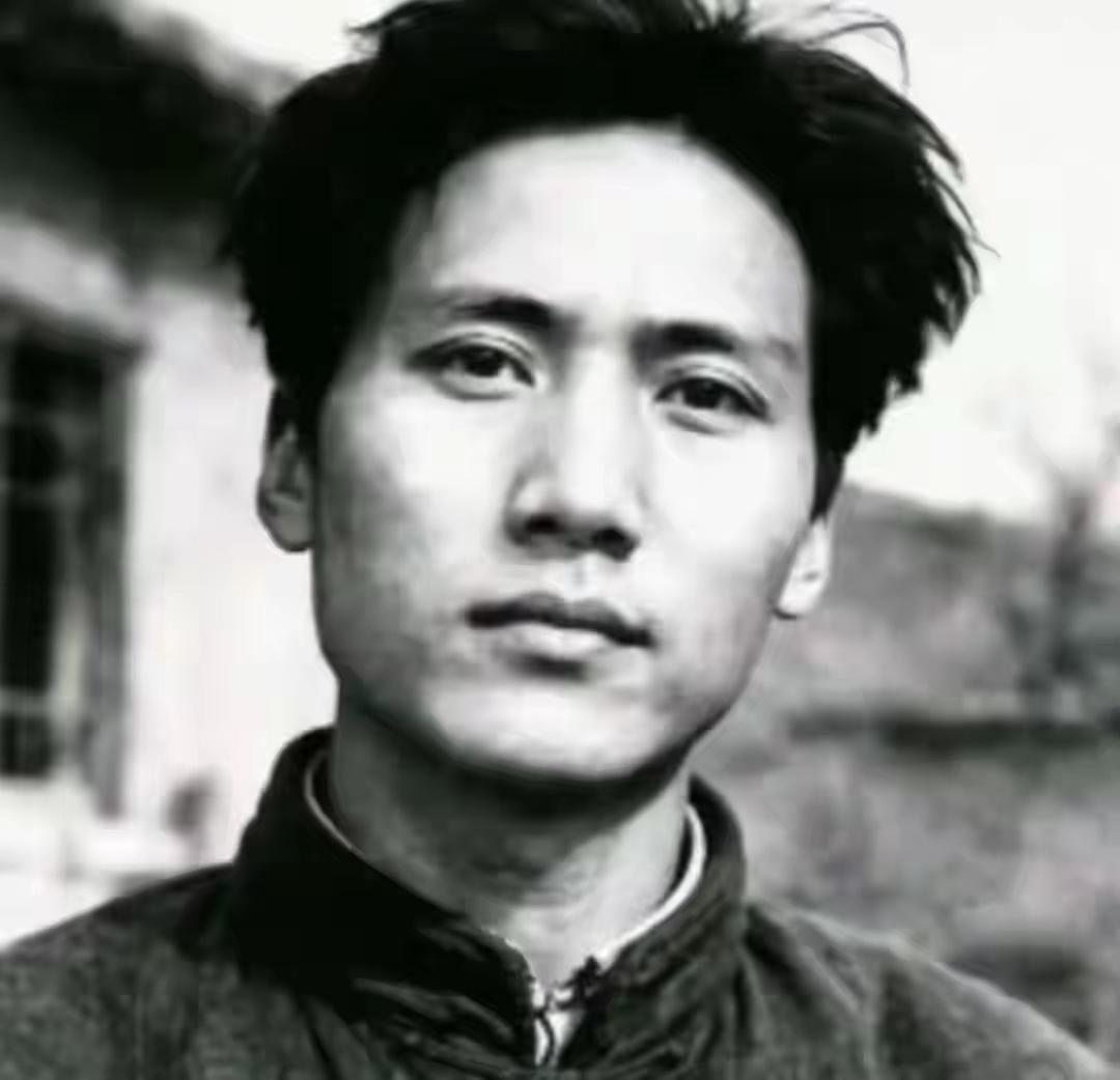 一张延安老照片，看瘦下来的教员，才懂什么是真正的“顶流”这是延安时期的教员。