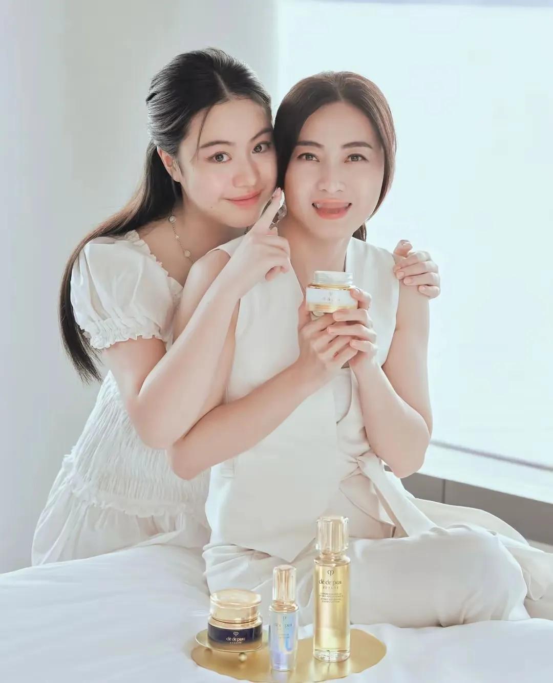 刘銮雄女儿这么有钱，还要出来和妈妈甘比拍广告？甘比和女儿一起给护肤品拍广告，母