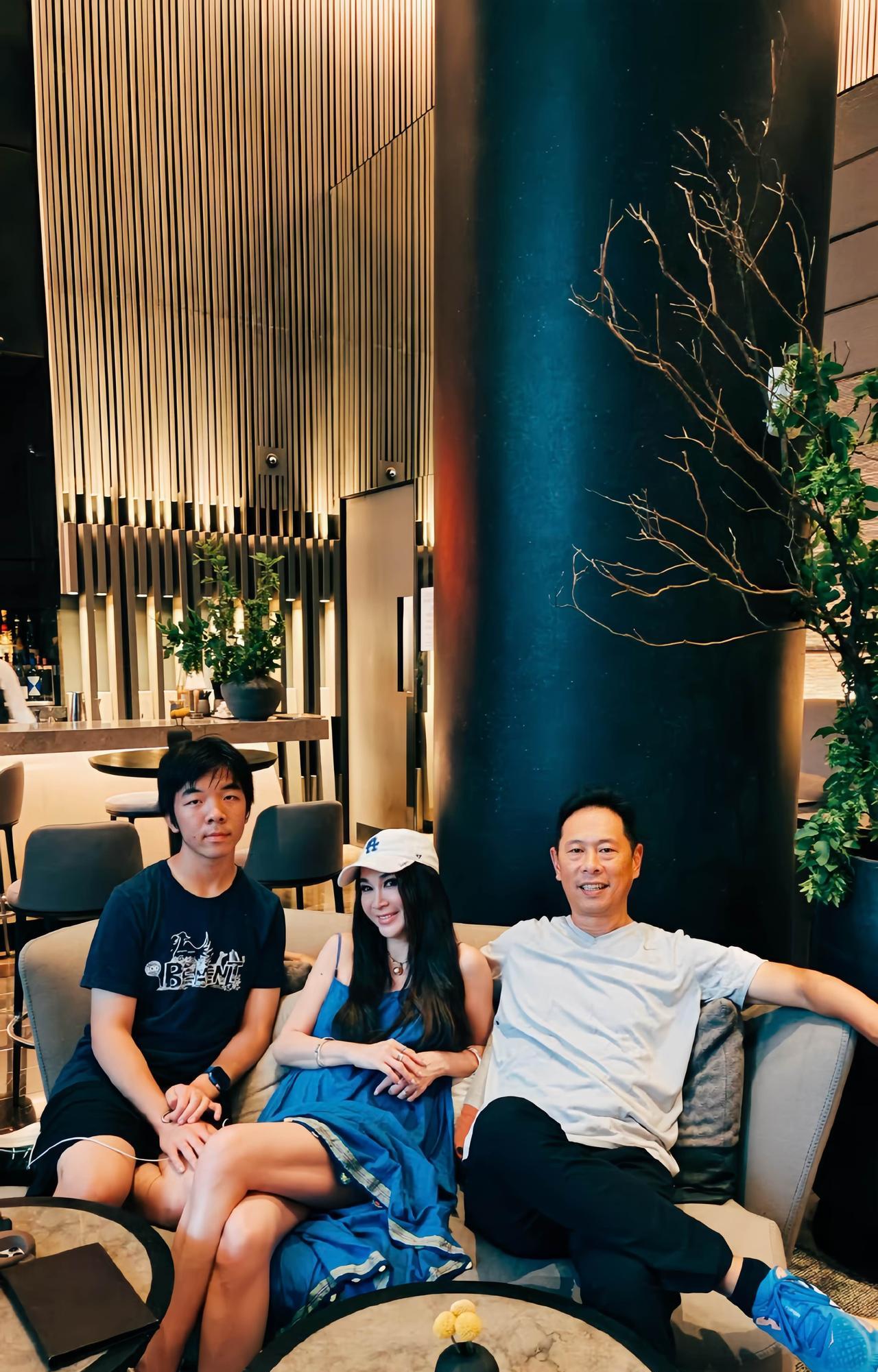 近日，温碧霞晒一家三口温馨合照，58岁的她，真的太美啦。看到现在的温碧霞，仿佛