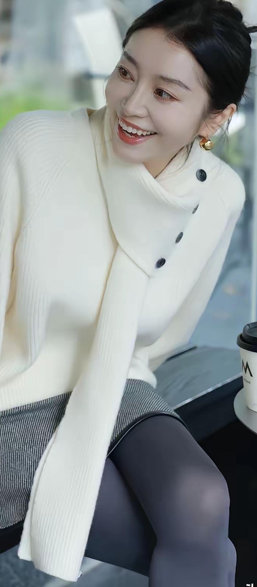 冬日暖阳下的甜美笑容，温暖又时尚。🌞💕