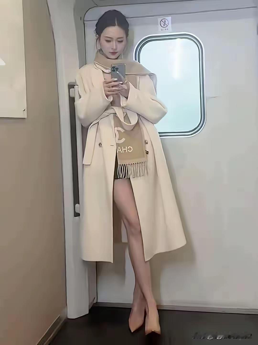 高铁上这一幕太真实了！一位女生凭一己之力惊艳全场，看完真忍不住感叹，老天爷偏心起