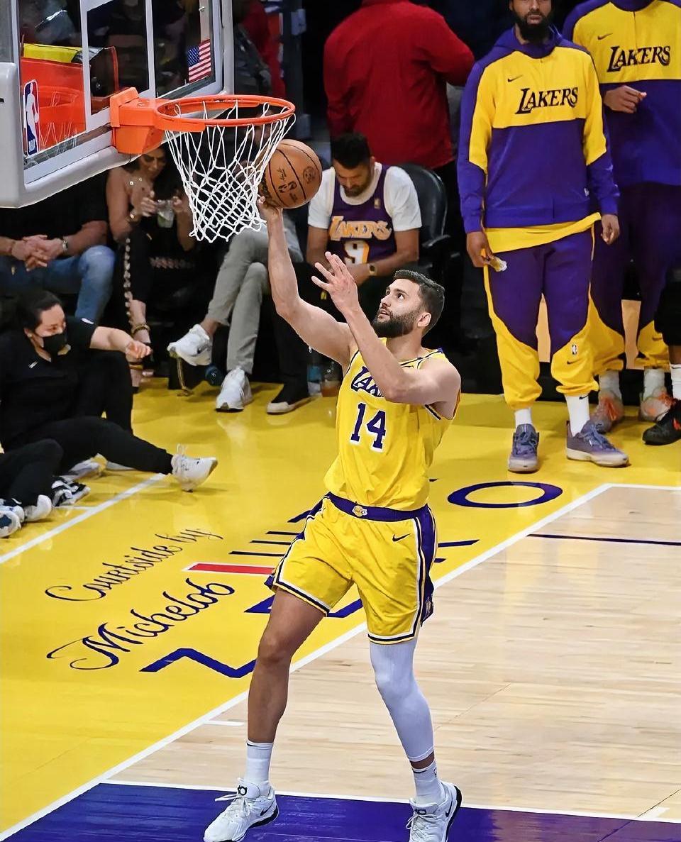 湖人替补克莱伯真是太不珍惜机会了！在今天湖人主场迎战勇士的比赛中，目前两支球队的