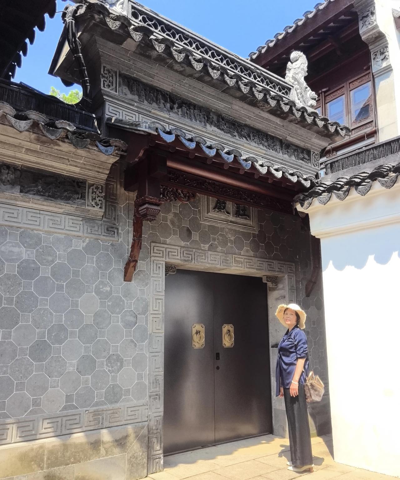 “一旦你停止讨好，好多关系就会进入冷淡期，可是你只要扛得住，你就赢了。”这些句