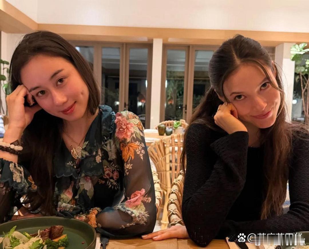 赌王千金何超欣与谷爱凌一同游玩，闺蜜结伴惬意出行，画面轻松悠闲，尽显美好时光。