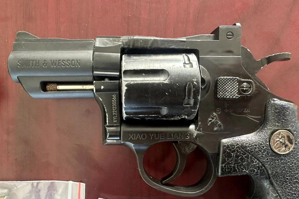 越南岘港市一群15至22岁青少年因在打架时使用自制刀具并向空中开枪而被警