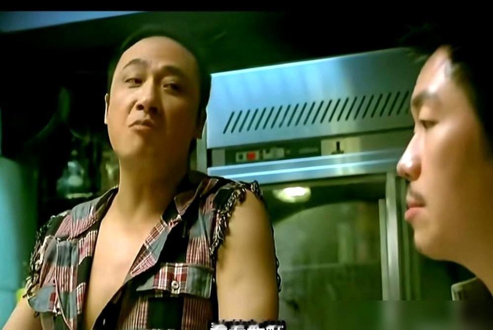 64岁吴镇宇坐网红店里，筷子一放，脸直接黑了。兔头不新鲜，蹄花汤腥，水煮鱼也不行。他当着老板面撂话：