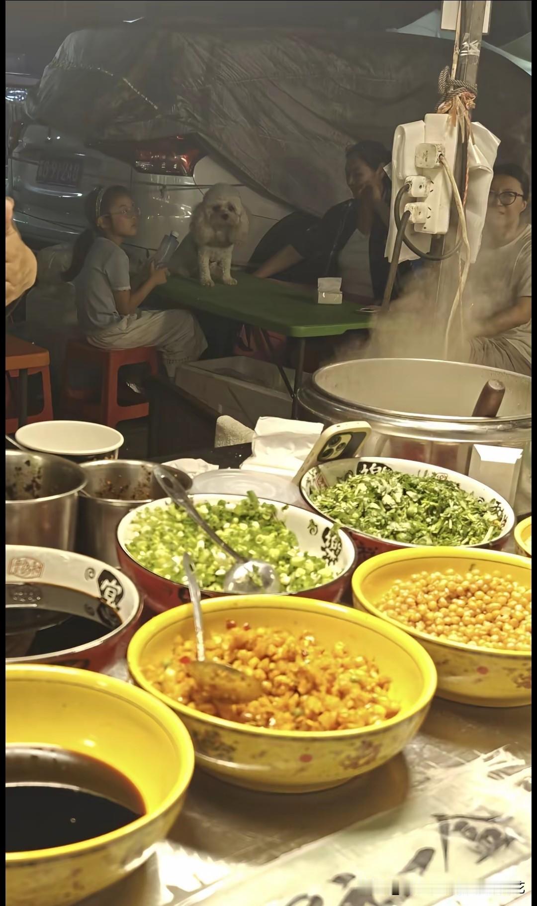 这是河北一网友在固安南关夜市拍到的，狗是真的上桌了，而且是光明正大的坐在餐桌上，
