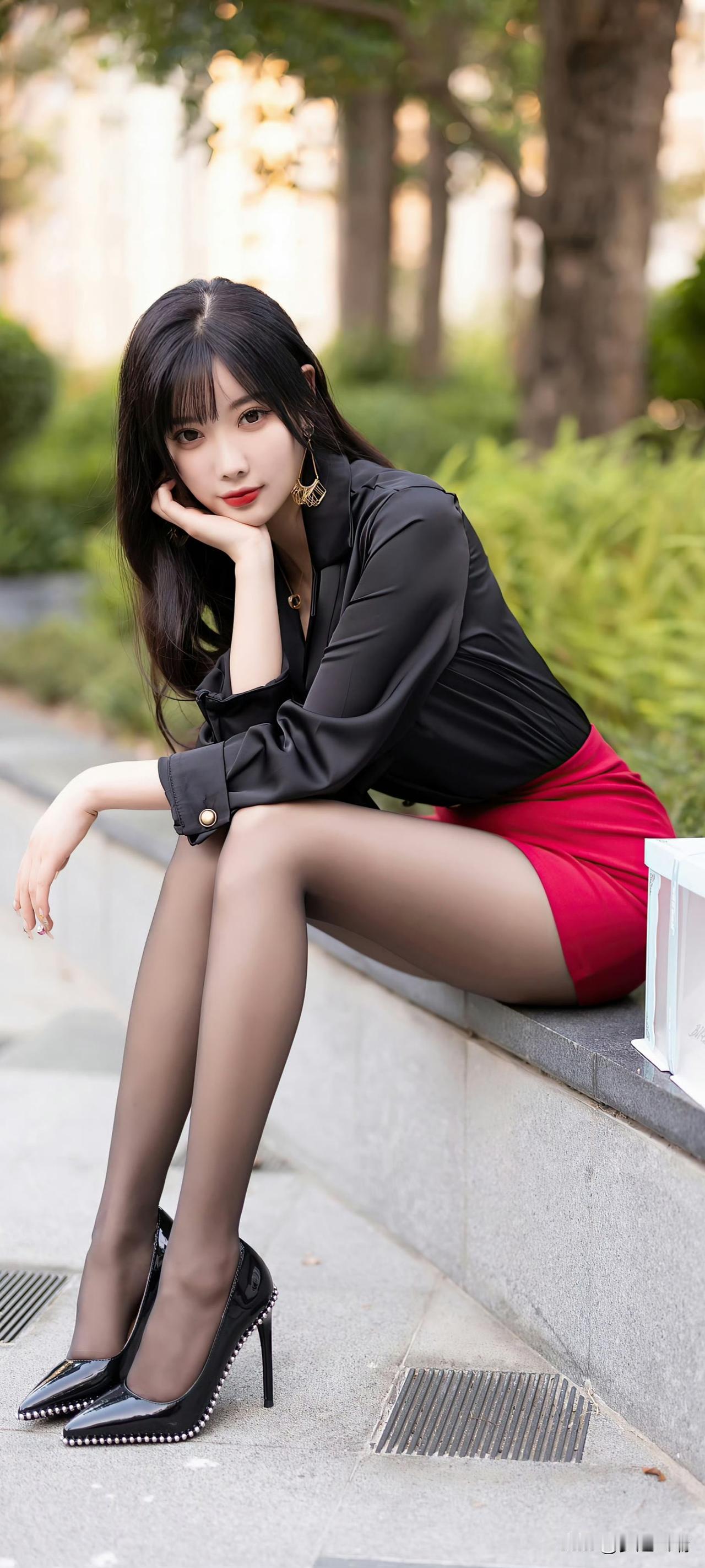 晚风裹挟着温柔的氛围感🎂黑衫红裙碰撞出独特格调户外街角的松弛时刻把精致感