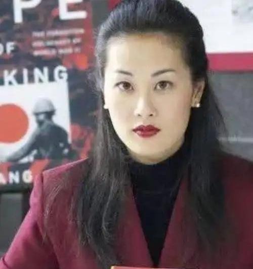 1968年，她在美国出生，祖父是抗日国军将领。她本可以在大洋彼岸幸福地度过自己