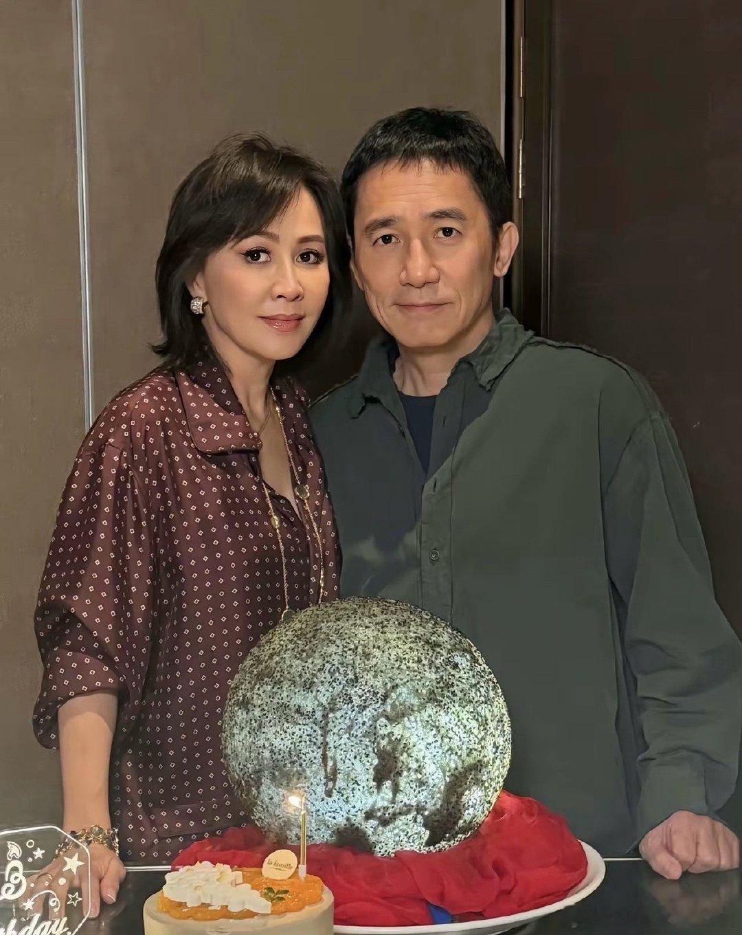 我是完全看不懂，刘嘉玲梁朝伟前面摆的物件是啥，是石头还是啥玩意啊，看得我一头雾水