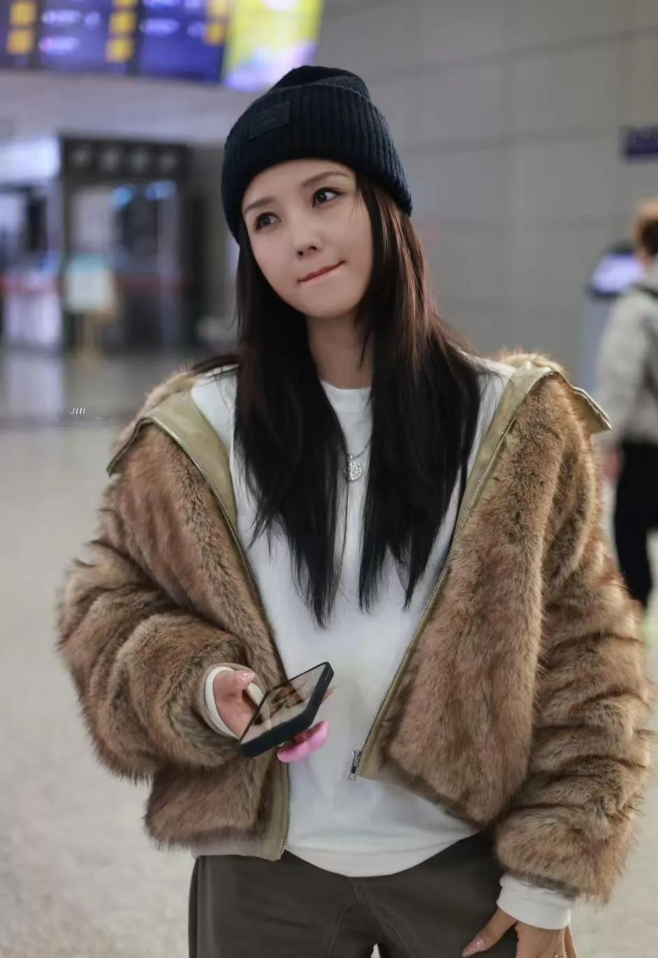 何洁瘦身后气质开挂！机场造型美翻何洁最新机场路透，瘦下来的她颜值气质双飙升