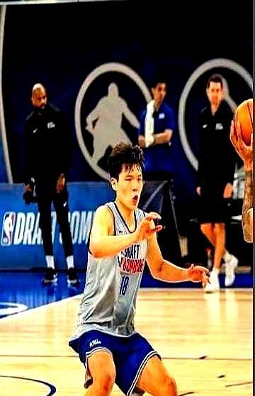 斯普利特指着杨瀚森的鼻子，怒吼：“滚下来！”就在几秒前，一次漫不经心的传球