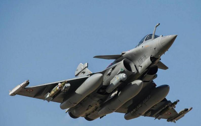 当初为什么阵风战斗机被歼-10击落后，美西方反应这么大？原因很简单，当年的阵风战