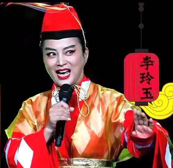 李玲玉的东方不败造型十分俨然超越林青霞！李玲玉也是林青霞粉丝，她十分喜欢林青霞的