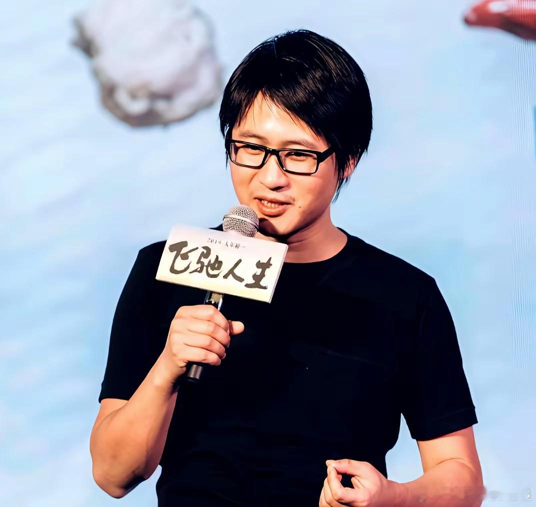 韩寒说，退学是我一生中最失败的事。高一挂了七科，老师当众问他退学后靠什么活。他说