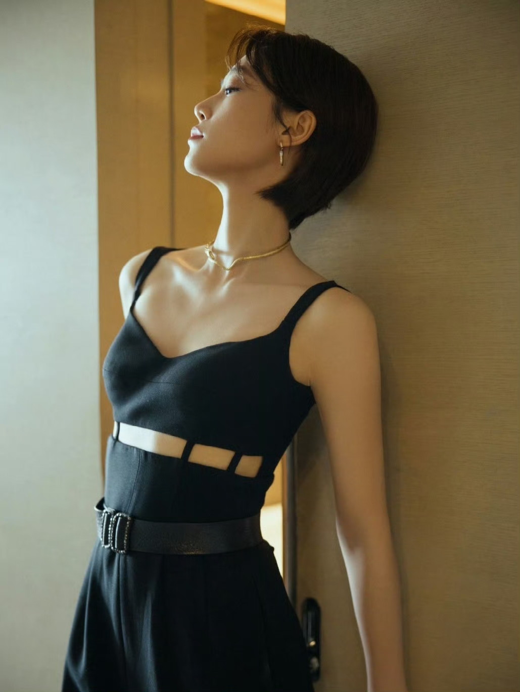 优雅黑裙，气质迷人，尽显女性魅力！蓝盈莹！！