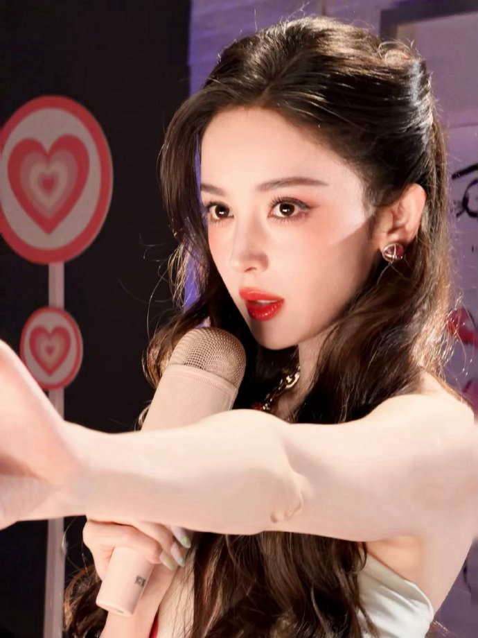 娜扎女团味儿伊能静回应恩利争议视频来看娱乐娜扎颜值可塑性极强，演戏亮眼驾驭女团