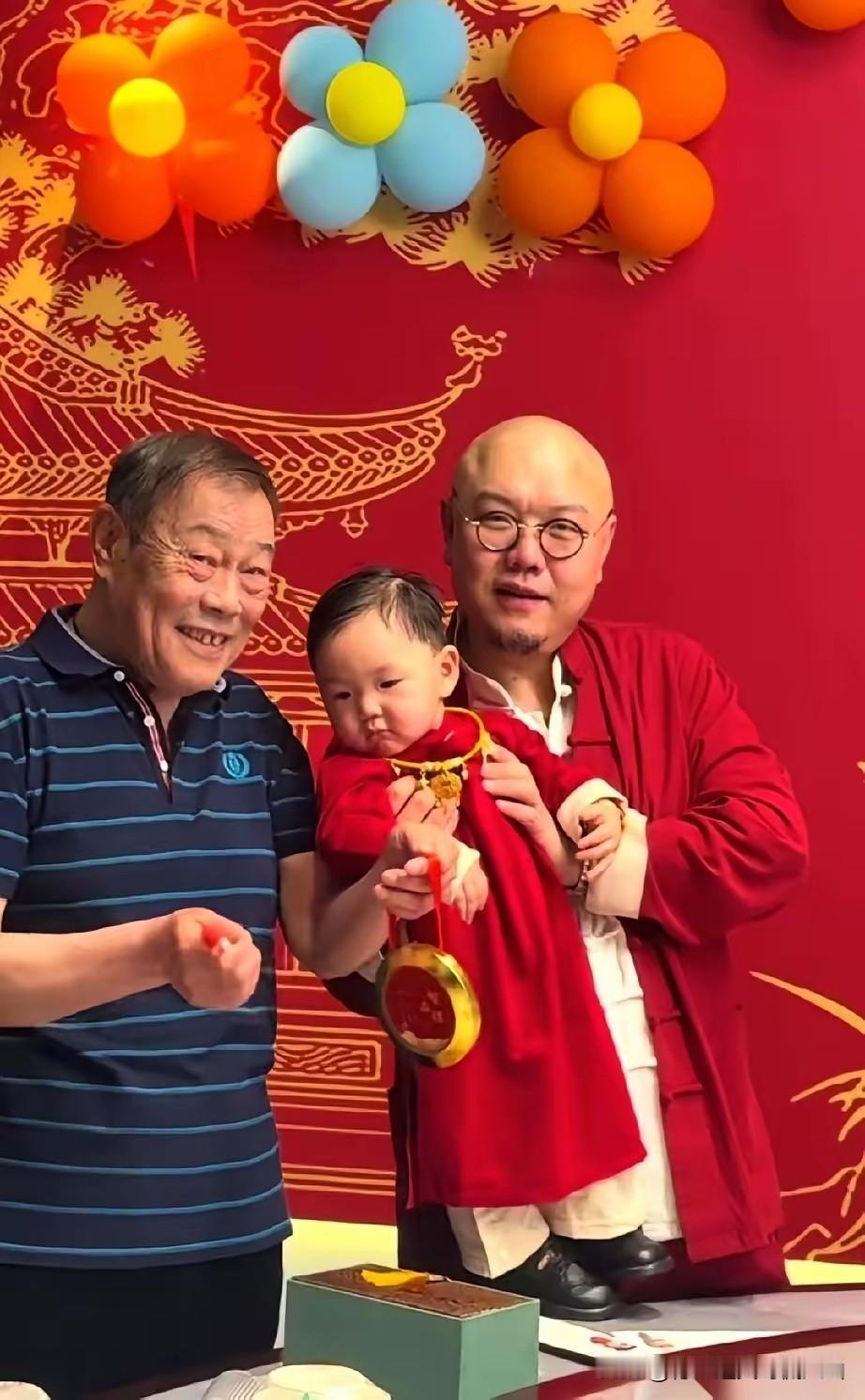 杨少华长子杨威与五子杨议（杨老五）的不和，早已不是秘密，而今年5月18日的收徒事