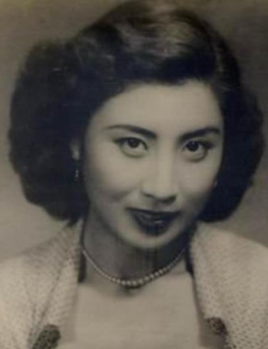 1937年春，西北王胡宗南去杭州看望戴笠。刚在办公室坐定，一位娇艳可人的女郎从里