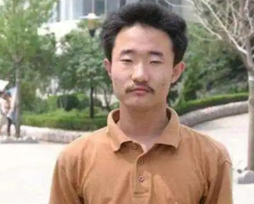 2004年，王端鹏考了749分，离高考总分只差1分，成为了山东高考状元，在当时轰