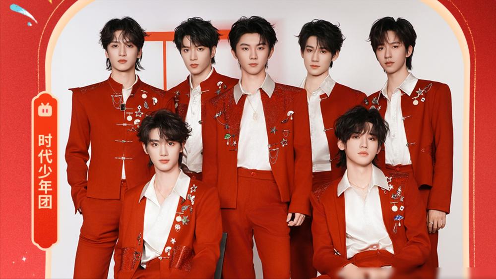 镜头怼脸那一秒，丁程鑫递麦克风的手抖得像过了电，宋亚轩死死盯住地板，刘耀文咬紧嘴