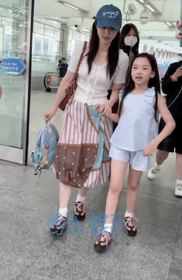 “窝子”走路外八字撇的那叫一个豪迈啊，难怪后爹会给起这么个名字，走路比男孩子还男
