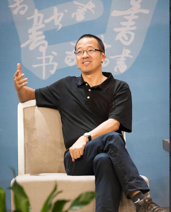 1991年，俞敏洪从北大辞职出来，没钱租房，就对房东说：“我把你的孩子辅导到全班