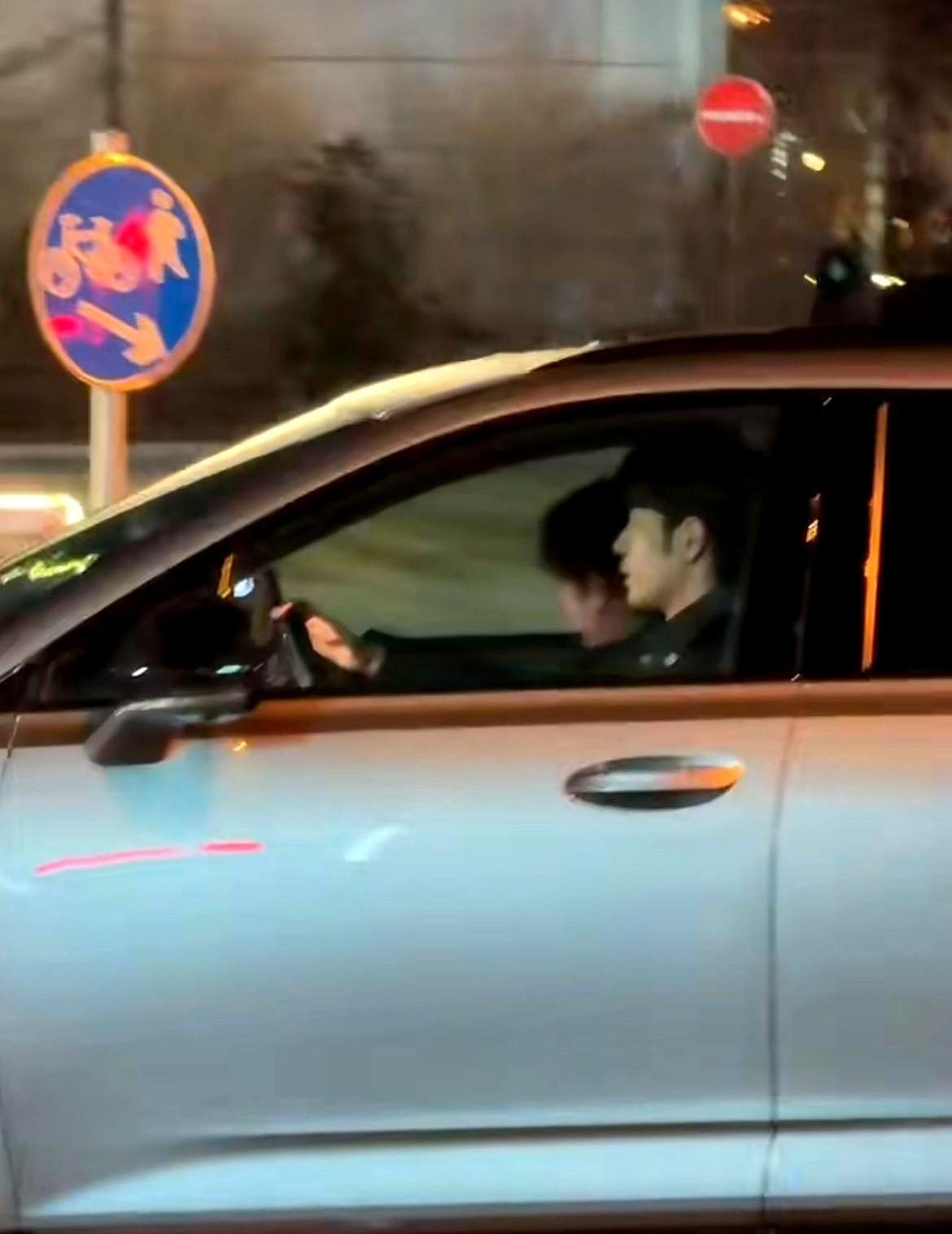 凌晨三点，肖战剧组在街头拍戏却没人围观？这届路人清醒得可怕。剧组主动避