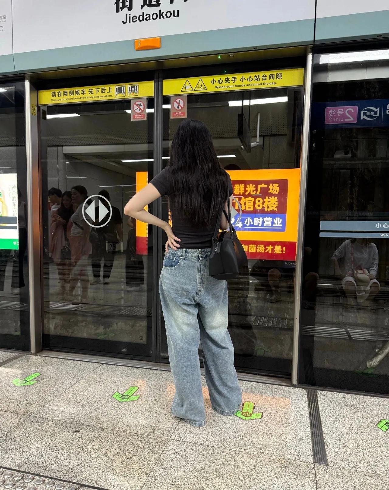 她是故意的还是就这样的呢