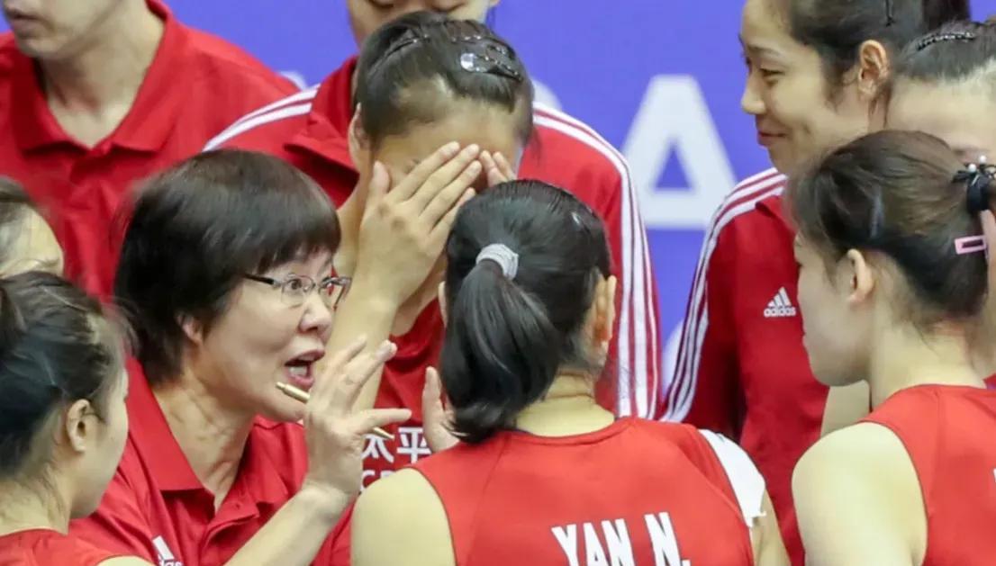 新赛季的日本女排聘请了欧洲外教，技战术风格保留了亚洲传统的小快灵之外，采用了当今
