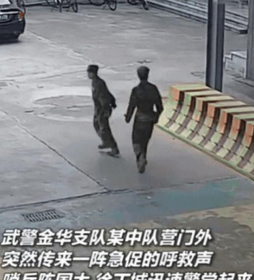 太猖狂了！浙江金华，两位武警巡逻途中，突遇街头女子求救，一名男子正强行拽着两女往